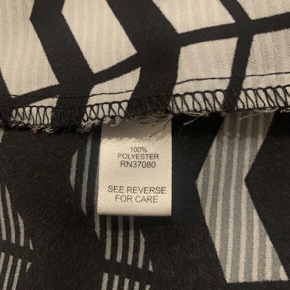 Cato Woman. Size 18/20W. Semi Sheer. Roll Tab Sleeve. Center Back Pleat. B40 - Picture 6 of 6